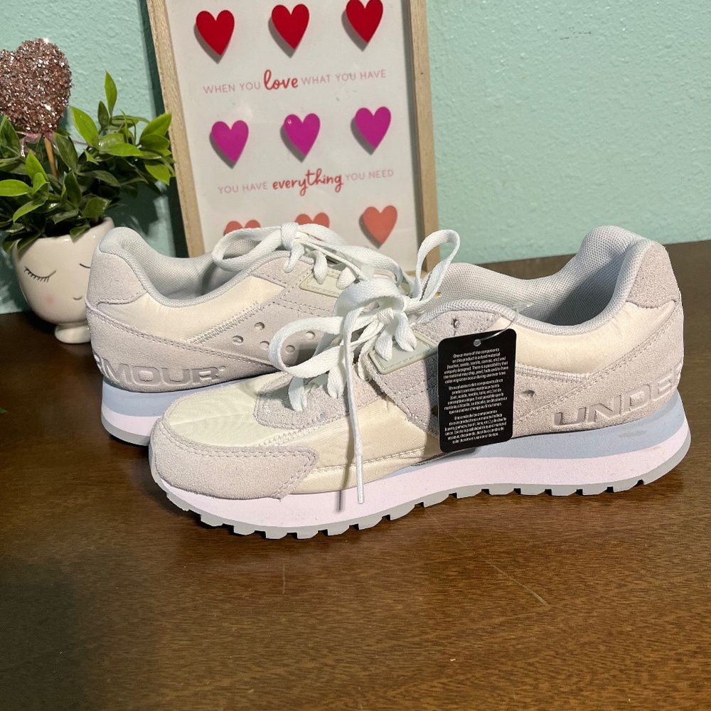 Under Armour  Essential Runner women’s sneakers
